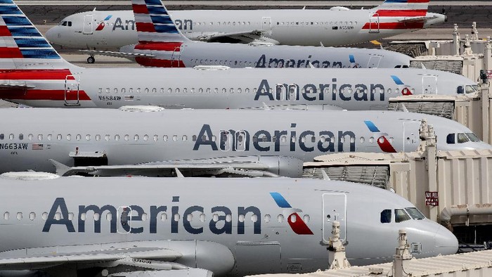 American Airlines berencana melakukan pemutusan hubungan kerja (PHK) 25 ribu karyawannya. Kebijakan ini dilakukan akibat anjloknya permintaan perjalanan karena Corona.