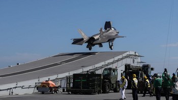 Kapal ini mulai berlayar sejak tahun 2017. Adapun proses pembuatan sudah dimulai tahun 2008. Telah pula dilakukan uji coba lepas landas dan mendarat jet F-35B di kapal ini. Versi yang dioperasikan adalah F 35B varian paling canggih, seharga USD 134 juta per unit. Foto: Getty Images/Matt Cardy