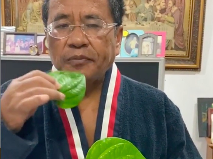 Hotman Paris kunyah daun sirih untuk cegah Corona