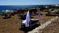 Pulau romantis yang dikelilingi birunya laut lonia ini merupakan lokasi syuting film Descendants of the Sun lho. 