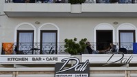 Sejumlah turis asing yang datang didominasi dari Inggris dan Italia. Mereka terlihat menempati hotel di Zakynthos.
