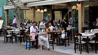 Sebelumnya, saat wabah mulai masuk, Yunani ditutup dengan cepat. Pulau-pulau yang populer bagi turis di Yunani seperti Santorini, Mykonos, Corfu dan Samos sebagian besar telah dilarang untuk dikunjungi sejak akhir Maret. Akses diizinkan, namun hanya bagi penduduk setempat dan pemasok barang.
