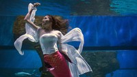 Salah satunya adalah mermaid Nikita Fima, perempuan cantik berambut panjang dan pandai menyanyi (sempat menjadi backing singer dari Yovie and Nuno) yang berpakaian ala puteri duyung lengkap dengan buntut siripnya (dok Jakarta Aquarium)