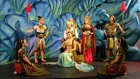 Traveler pun bisa melihat aksi putri duyung Nikita dan Pia serta dua lagi temannya ini di petunjukan Pearl of the South Sea setiap Selasa-Kamis jam 13.00 WIB, Jumat 15.00 WIB dan Sabtu-Minggu jam 13.00, 15.00, 17.00 WIB di Jakarta Aquarium (dok Jakarta Aquarium)
