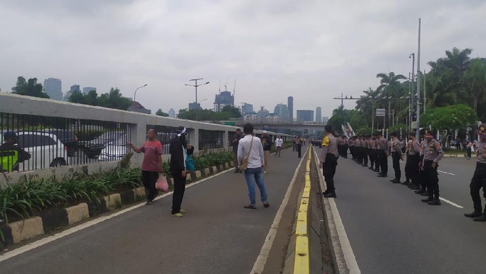 Jalan depan Gedung DPR ditutup imbas demo (Foto: Luqman/detikcom)