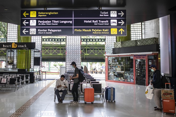 Petugas memeriksa kelengkapan dokumen calon penumpang Kereta Api (KA) di Stasiun KA Madiun, Jawa Timur, Rabu (8/7/2020). Pemkot Madiun bersama Polres Madiun Kota dan PT KAI Daerah Operasi 7 Madiun meluncurkan Stasiun Tangguh Semeru Covid-19 Stasiun Tangguh Semeru yang beroperasi dengan menerapkan protokol kesehatan pencegahan penyebaran COVID-19. ANTARA FOTO/Siswowidodo/foc.