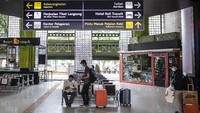 Setelah memberi penilaian, sistem akan memberikan skor yang akan memberikan rekomendasi apakah pemohon dapat melakukan perjalan atau tidak. Apabila sistem menyatakan pemohon bergejala COVID-19, akan langsung dijadwalkan untuk melakukan tes. ANTARA FOTO/Aprillio Akbar  