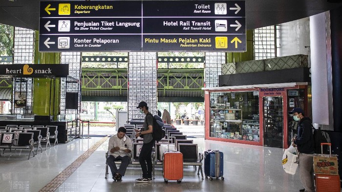 Petugas memeriksa kelengkapan dokumen calon penumpang Kereta Api (KA) di Stasiun KA Madiun, Jawa Timur, Rabu (8/7/2020). Pemkot Madiun bersama Polres Madiun Kota dan PT KAI Daerah Operasi 7 Madiun meluncurkan Stasiun Tangguh Semeru Covid-19 Stasiun Tangguh Semeru yang beroperasi dengan menerapkan protokol kesehatan pencegahan penyebaran COVID-19. ANTARA FOTO/Siswowidodo/foc.