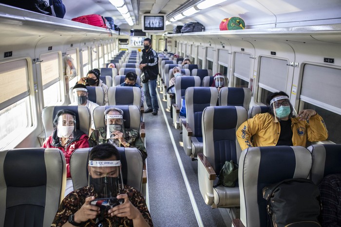 Petugas memeriksa kelengkapan dokumen calon penumpang Kereta Api (KA) di Stasiun KA Madiun, Jawa Timur, Rabu (8/7/2020). Pemkot Madiun bersama Polres Madiun Kota dan PT KAI Daerah Operasi 7 Madiun meluncurkan Stasiun Tangguh Semeru Covid-19 Stasiun Tangguh Semeru yang beroperasi dengan menerapkan protokol kesehatan pencegahan penyebaran COVID-19. ANTARA FOTO/Siswowidodo/foc.