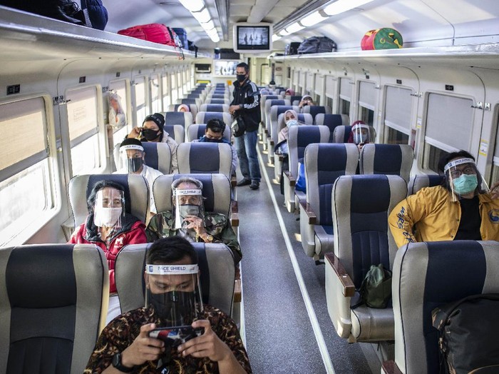 Petugas memeriksa kelengkapan dokumen calon penumpang Kereta Api (KA) di Stasiun KA Madiun, Jawa Timur, Rabu (8/7/2020). Pemkot Madiun bersama Polres Madiun Kota dan PT KAI Daerah Operasi 7 Madiun meluncurkan Stasiun Tangguh Semeru Covid-19 Stasiun Tangguh Semeru yang beroperasi dengan menerapkan protokol kesehatan pencegahan penyebaran COVID-19. ANTARA FOTO/Siswowidodo/foc.