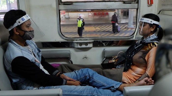Petugas memeriksa kelengkapan dokumen calon penumpang Kereta Api (KA) di Stasiun KA Madiun, Jawa Timur, Rabu (8/7/2020). Pemkot Madiun bersama Polres Madiun Kota dan PT KAI Daerah Operasi 7 Madiun meluncurkan Stasiun Tangguh Semeru Covid-19 Stasiun Tangguh Semeru yang beroperasi dengan menerapkan protokol kesehatan pencegahan penyebaran COVID-19. ANTARA FOTO/Siswowidodo/foc.