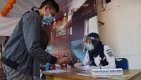 PT KAI buka suara. Masyarakat diminta jujur mengenai kondisinya dalam mengisi CLM. Dalam sistem CLM akan memberikan sejumlah pertanyaan mengenai apakah pemohon memiliki gejala Corona atau tidak. Sistem kemudian akan memberikan penilaian terhadap jawaban pemohon. ANTARA FOTO/Siswowidodo  