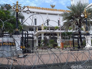 Demo Omnibus Law, Kawat Berduri Dipasang di Depan Kantor Gubernur Jatim