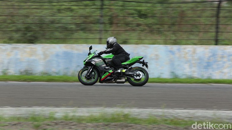 Kawasaki Ninja ZX-25R Digeber di Sentul Kawasaki Ninja ZX-25R Digeber di Sentul