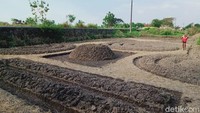 Agung, seniman pembuat lahan batik ini sengaja membuat motif batik di lahan agar enak dipandang mata. Agar sawah itu artistik dan tidak monoton.
