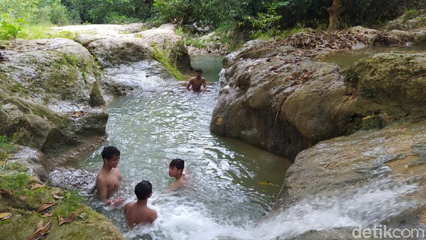 Kawasan wisata tersebut tak bertiket, pengunjung hanya cukup mengeluarkan uang Rp 2.000 sebagai biaya parkir yang dikelola pemuda setempat, sudah bisa main air sepuasnya. (Febrian Chandra/detikcom) Kawasan wisata tersebut tak bertiket, pengunjung hanya cukup mengeluarkan uang Rp 2.000 sebagai biaya parkir yang dikelola pemuda setempat, sudah bisa main air sepuasnya. (Febrian Chandra/detikcom)