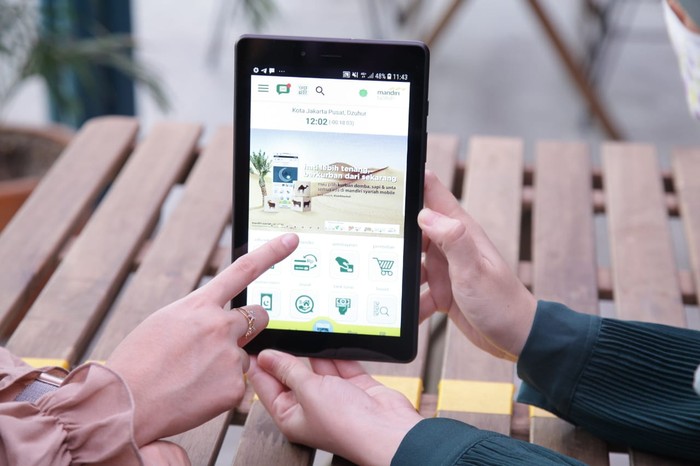 Nasabah membeli hewan kurban melalui fitur di Mandiri Syariah Mobile dari salah satu kedai kopi di Jakarta, Kamis (16/7/2020).