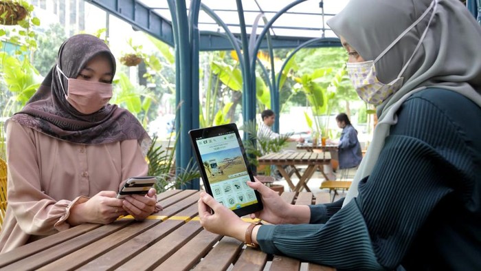 Nasabah membeli hewan kurban melalui fitur di Mandiri Syariah Mobile dari salah satu kedai kopi di Jakarta, Kamis (16/7/2020).