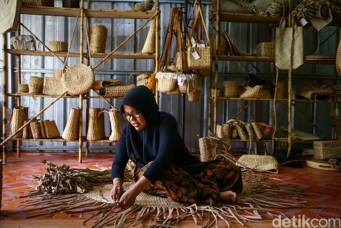 Kerajinan Eceng Gondok Karya Ratu Eceng