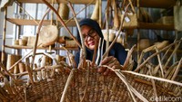 Proses pengayamannya pun lebih mudah dari rotan, karena bahan eceng gondok lebih lentur dan mudah dibentuk.  