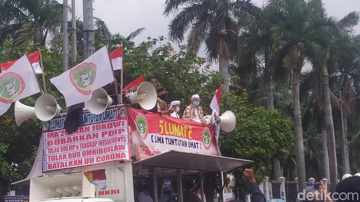 Ketua MUI DKI Orasi di Aksi Tolak RUU HIP di depan Gedung DPR