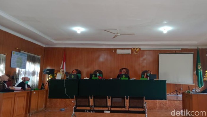 Kondisi sidang virtual di PN Palembang terkait 3 orang kurir sabu dan ekstasi yang ditangkap BNNP Sumsel (Raja Adil/detikcom)