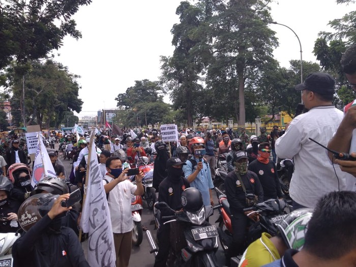 Konvoi massa ganyang komunis di Medan (Datuk Haris Molana-detikcom)