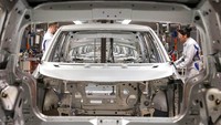 Berdasarkan tingkat emisi rata-rata 2018, pabrikan harus menjual lebih dari 2,5 juta mobil listrik atau menaikkan penjualan sebesar 1.280 persen pada 2021. Itulah alasan, banyak produsen mobil gencar mengenalkan mobil listrik dan hybrid terbaru. AP Photo/Jens Meyer, File.