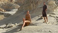 Baru-baru ini, Kylie Jenner menuai protes setelah memposting foto liburan seksinya di Utah yang merupakan tanah keramat suku Indian Navajo. Soalnya, ada foto Kylie yang disebut berlatar Antelope Canyon yang masuk tanah suci mereka (Instagram) Baru-baru ini, Kylie Jenner menuai protes setelah memposting foto liburan seksinya di Utah yang merupakan tanah keramat suku Indian Navajo. Soalnya, ada foto Kylie yang disebut berlatar Antelope Canyon yang masuk tanah suci mereka (Instagram)