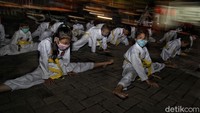 Belasan anak mengikuti latihan karate tersebut.
