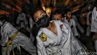 Latihan karate dilakukan dengan menerapkan protokol kesehatan.