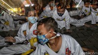 Para peserta mengikuti latihan karate dengan memakai masker untuk mencegah penyebaran COVID-19.