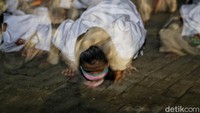 Para peserta tampak serius mengikuti latihan karate.