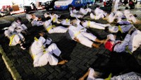 Sejumlah anak melalukan pemanasan sebelum mengikuti latihan karate. 