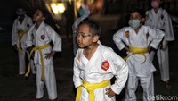 Latihan ini dimulai pada pukul 18.30 WIB.