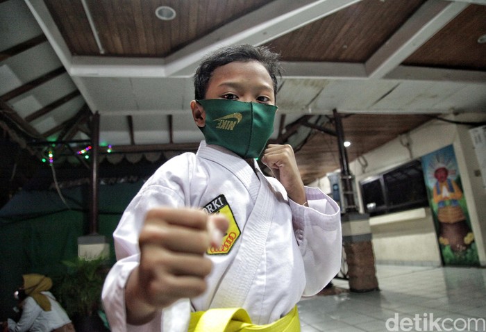 Sejumlah anak melalukan pemanasan saat latihan Karate FORKI di Kantor Kecamatan Koja, Jakarta Utara, Rabu malam (15/7).
