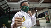 Sejumlah anak dari Federasi Olahraga Karate-Do Indonesia (FORKI) menggelar latihan di Kantor Kecamatan Koja, Jakarta Utara, Rabu (15/7) malam.