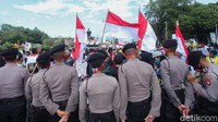 Polisi yang bertugas lantas memindahkan mereka ke depan Istana Merdeka. Personel polisi menjaga ketat atas jalannya aksi unjuk rasa tersebut.