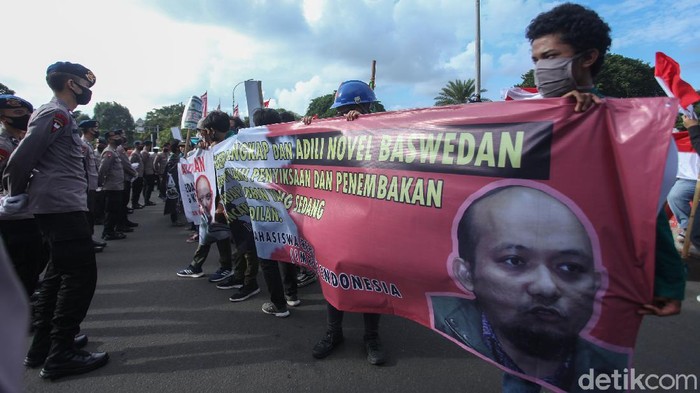 Sejumlah massa yang Ikatan Mahasiswa Republik Indonesia (IMRI) melakukan aksi unjuk rasa di depan Istana Merdeka, Jakarta Pusat, Kamis (16/7/2020).