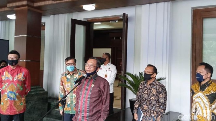 Mahfud Md dan para menteri sebelum ke DPR