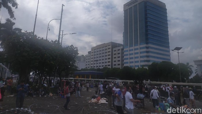 Massa 212 di DPR bubarkan diri.
