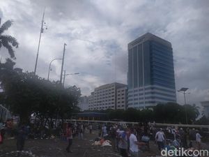 Massa PA 212 dkk Bubarkan Diri, Lalin di Depan DPR Belum Dibuka