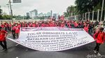 Massa Buruh dan Petani Menyemut di Depan Gedung DPR