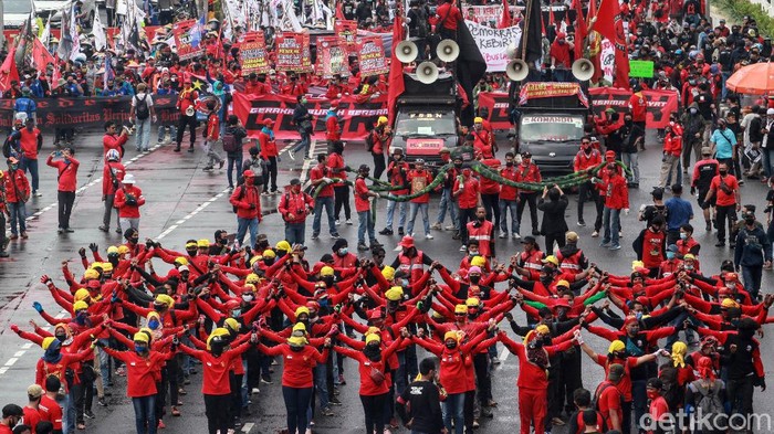 Massa dari elemen buruh, petani dan mahasiswa terus berdatangan ke gedung DPR menolak RUU Omnibus Law. Begini penampakannya.
