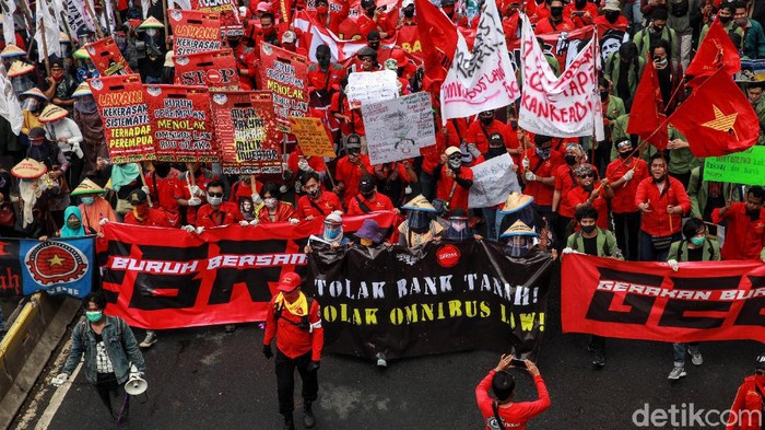 Massa dari elemen buruh, petani dan mahasiswa terus berdatangan ke gedung DPR menolak RUU Omnibus Law. Begini penampakannya.