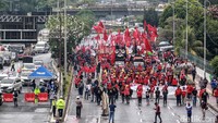 Akibat adanya aksi ini, lalu lintas mengular panjang.