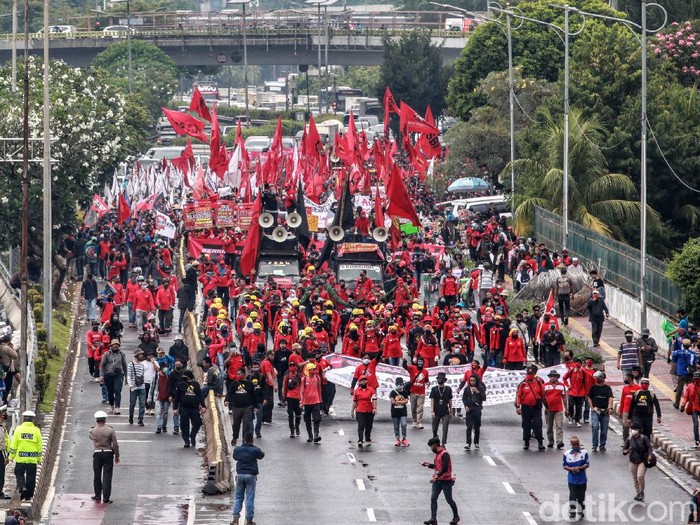 Massa dari elemen buruh, petani dan mahasiswa terus berdatangan ke gedung DPR menolak RUU Omnibus Law. Begini penampakannya.