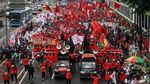 Massa Buruh dan Petani Menyemut di Depan Gedung DPR