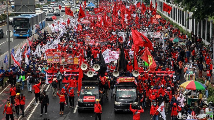 Massa Buruh dan Petani Menyemut di Depan Gedung DPR Massa dari elemen buruh, petani dan mahasiswa terus berdatangan ke gedung DPR menolak RUU Omnibus Law. Begini penampakannya.
