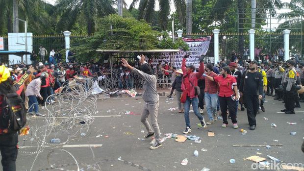 Massa buruh yang demo di depan gedung DPR untuk menolak RUU Cipta sempat merusak kawat duri setelah dapat dapat kabar perwakilan tak dapat menemui anggota DPR (Sachril Agustin/detikcom)